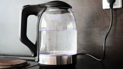 Electric Kettle Cleaning:  सफाई शुरू करने से पहले केतली को ठंडा कर लें और प्लग जरूर निकालें।