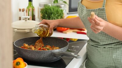 cooking hacks: भिंडी या आलू जैसी सूखी सब्जी में ज्यादा तेल हो जाए, तो उसे टिश्यू पेपर पर फैलाकर रखें।
