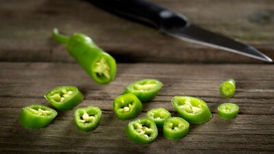 Kitchen tips: अक्सर फ्रिज में रखने के बाद भी हरी मिर्च सूख जाती है या सड़ने लगती है।