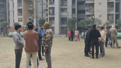 पिता पर ₹2 करोड़ का कर्ज, बेचा बेटियों का मोबाइल… फिर 9वीं मंजिल से कूद गईं 3 बहनें
