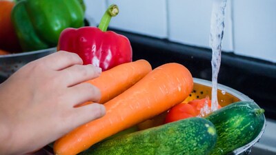 How To Remove Pesticides From Vegetables: 
अब सब्जियों को नमक वाले पानी में पूरी तरह डुबोकर 10–15 मिनट तक छोड़ दें। 