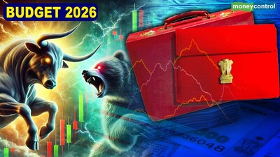 Gainers & Losers: वित्त मंत्री निर्मला सीतारमण ने आज रिकॉर्ड लगातार नवें बार बजट पेश किया और यह शायद मार्केट को पसंद नहीं आया। F&O पर एसटीटी (सिक्योरिटीज ट्रांजैक्शंस टैक्स) पर बढ़ोतरी के चलते हाहाकार मच गया। इंट्रा-डे में तो सेंसेक्स दिन के हाई से 2,800 से अधिक प्वाइंट्स तो निफ्टी भी 2% से अधिक फिसलकर 24575 के नीचे आ गया था। दिन के आखिरी में आज सेंसेक्स (Sensex) 1546.84 प्वाइंट्स यानी 1.88% की गिरावट के साथ 80,722.94 और निफ्टी 50 (Nifty 50) 495.20 प्वाइंट्स यानी 1.96% की फिसलन के साथ 24,825.45 पर बंद हुआ है। अब इंडिविजुअल स्टॉक्स की बात करें तो कुछ शेयरों में अपनी खास कॉरपोरेट एक्टिविटीज के चलते आज तेज उठा-पटक रही। उनमें से कुछ के बारे में यहां बताया जा रहा है तेज हलचल की वजह के साथ। (सभी भाव बीएसई से लिए गए हैं।)