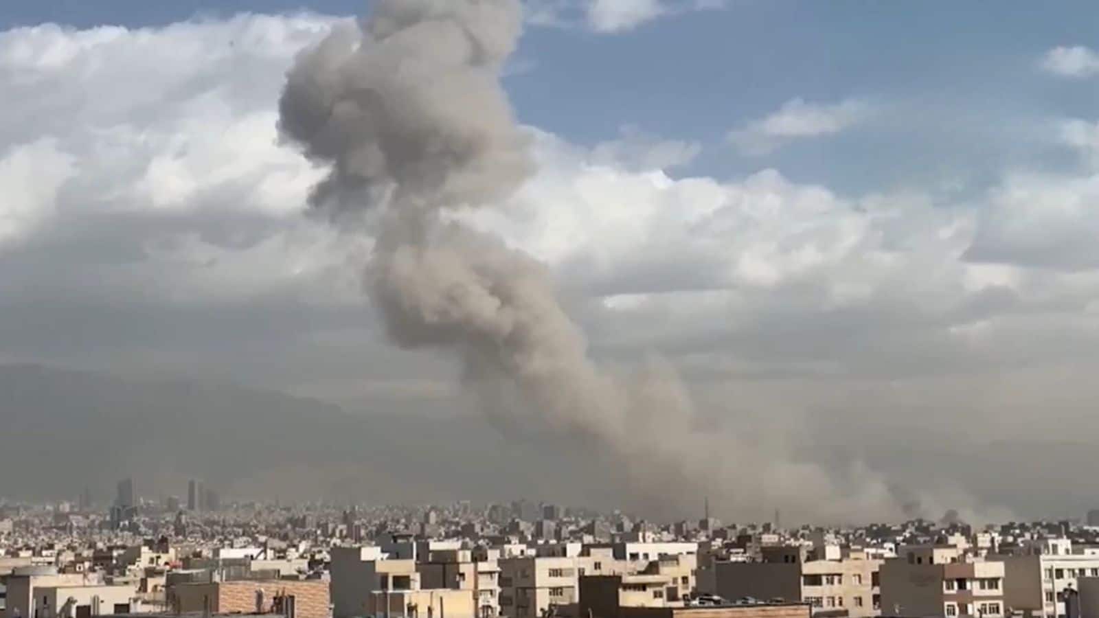 Israel Strike Iran: ईरान पर डबल अटैक, इजरायल ने किया हमला, अमेरिका ने भी दिया साथ,  अयातुल्ला खामेनेई के दफ्तर को बनाया निशाना!