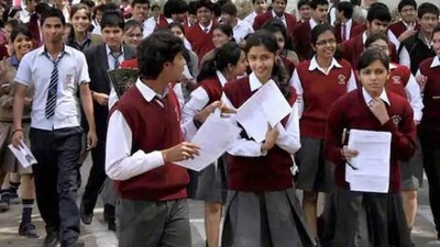 इस साल 1,232 केंद्रों पर लगभग 4.23 लाख छात्र 10वीं की परीक्षाओं के लिए नामांकित हैं।