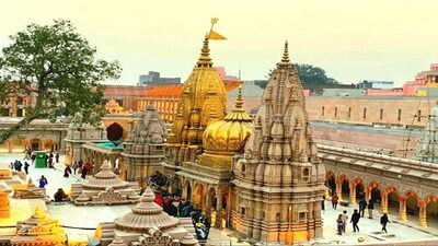 काशी विश्वनाथ मंदिर में तकरीबन 10 लाख श्रद्धालुओं के पहुंचने का अनुमान लगाया जा रहा है।