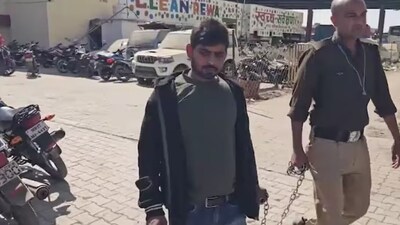 आरोपी के खिलाफ दहेज उत्पीड़न और आपराधिक धमकी से संबंधित धाराओं के तहत मामला दर्ज किया गया है
