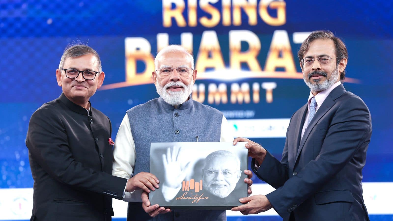 Modi at 75: नेटवर्क18 के Rising Bharat Summit में PM मोदी को भेंट की गई एक खास किताब