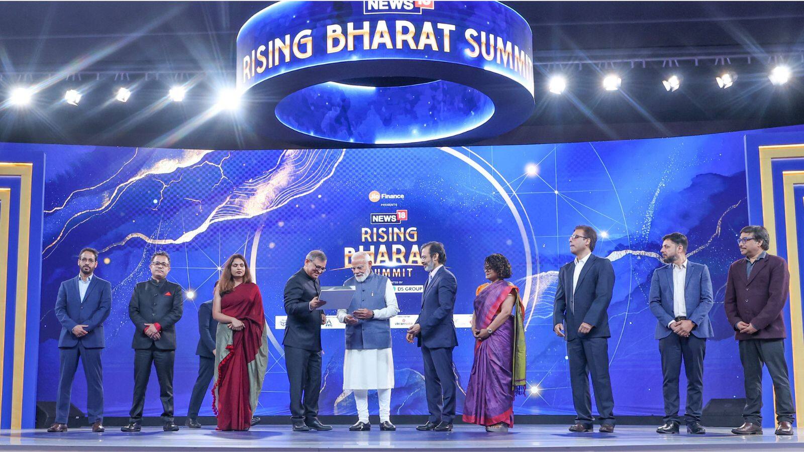 बाएं से दाएं नदीम आलम- एग्जीक्यूटिव क्रिएटिव डायरेक्टर, सौम्यादीप चौधरी- News18 और Local18 के प्रोडक्ट हेड, रश्मी सिंह- इंफोग्राफिक्स एडिटर, ब्रजेश कुमार सिंह- ग्रुप एडिटर- इंटीग्रेशन एंड कन्वर्जेंस, PM नरेंद्र मोदी, नेटवर्क18 के ग्रुप एडिटर-इन-चीफ राहुल जोशी, त्रिपर्णा मित्रा- प्रिंसिपल क्रिएटिव डायरेक्टर, उत्पल कुमार- डिप्टी एग्जीक्यूटिव एडिटर, अलंकार- प्रिंसिपल क्रिएटिव डायरेक्टर और शांतनु कुमार संतन- क्रिएटिव डायरेक्टर
