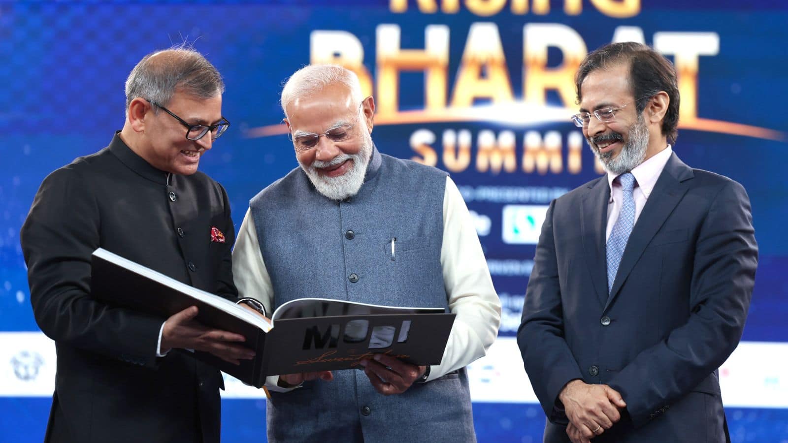 Modi at 75: नेटवर्क18 के Rising Bharat Summit में PM मोदी को भेंट की गई एक खास किताब