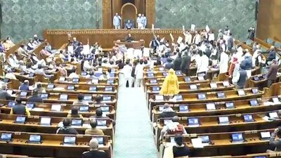 विपक्षी सांसद राहुल गांधी के समर्थन में हंगामा करते हुए वेल में आ गए और आसन की तरफ पेपर भी उछाले
