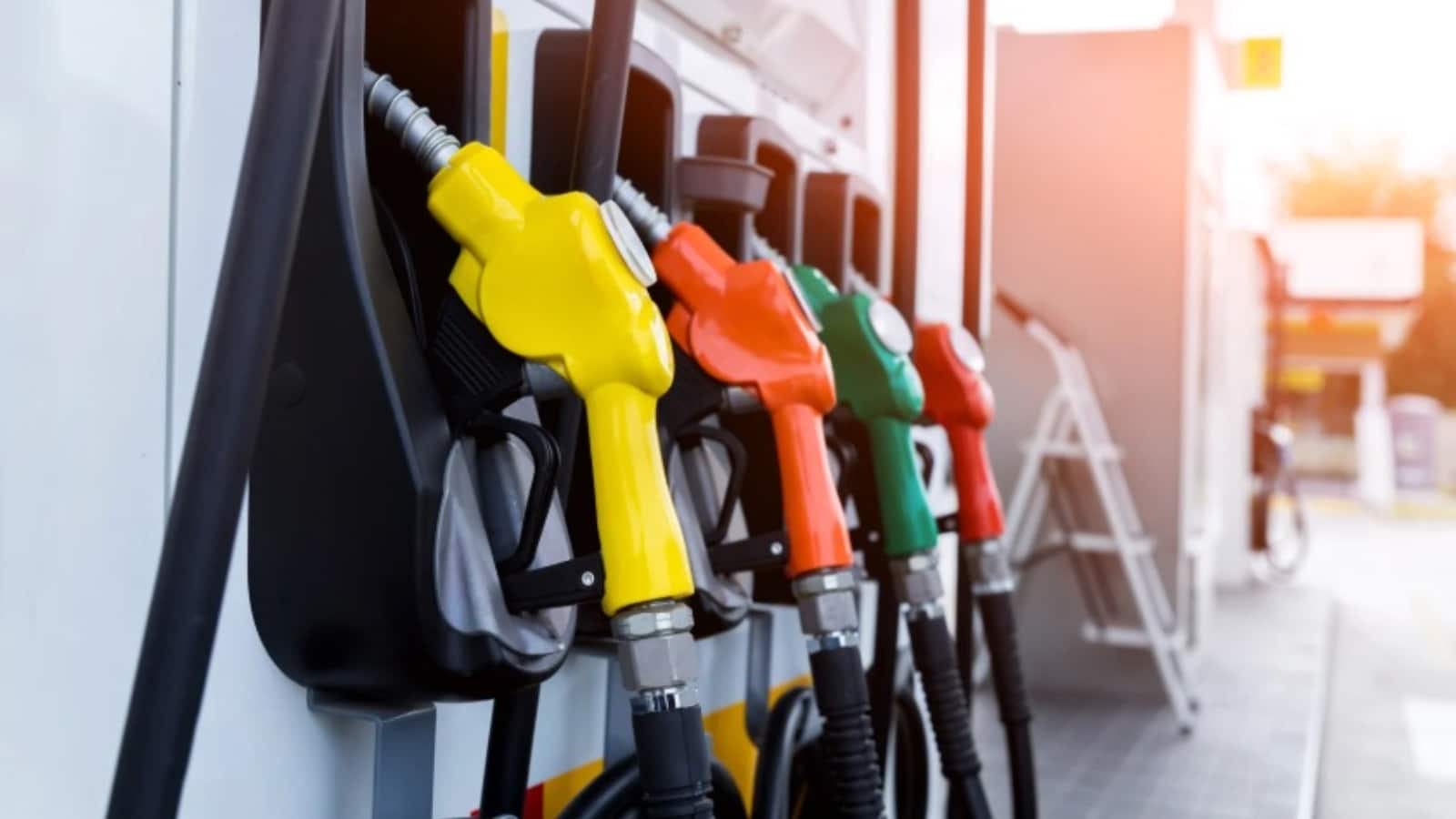 Petrol Diesel Price Today: कहीं राहत तो कहीं बढ़ोतरी, जानें आज के ताजा फ्यूल रेट