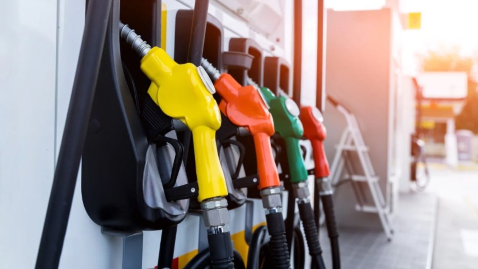 Petrol Diesel Price Today: कहीं राहत तो कहीं बढ़ोतरी, जानें आज के ताजा फ्यूल रेट