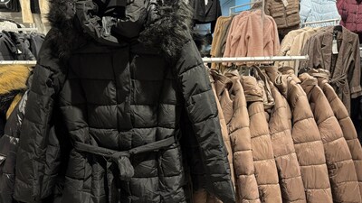 Puffer Jacket storage tips:  पफर जैकेट को हमेशा चौड़े और पैडेड हैंगर पर टांगें।