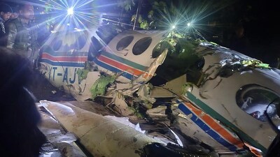 Ranchi Plane Crash: झारखंड के रांची से सात लोगों को दिल्ली ले जा रही एक एयर एंबुलेंस सोमवार (23 फरवरी) को चतरा जिले के सिमरिया के पास एक वनक्षेत्र में दुर्घटनाग्रस्त हो गई। इससे उसमें सवार सातों लोगों की मौत हो गई। यह रेडबर्ड एयरवेज प्राइवेट लिमिटेड का बीचक्राफ्ट C90 एयरक्राफ्ट VT-AJV था, जो रांची-दिल्ली सेक्टर पर मेडिकल इवैक्युएशन (एयर एम्बुलेंस) फ्लाइट चला रहा था। एयरक्राफ्ट ने 19.11 IST पर रांची से उड़ान भरी थी। इस पूरे मामले में डायरेक्टरेट जनरल ऑफ सिविल एविएशन (DGCA) और AAIB की टीम जांच कर रही है।
चतरा की उपायुक्त कीर्तिश्री जी. ने बताया, "एयर एम्बुलेंस में सवार सभी सात लोगों की दुर्घटना में मौत हो गई। विमान रांची से दिल्ली जा रहा था।" उन्होंने कहा, "यह आंधी-तूफान की वजह से क्रैश हुआ। डॉक्टरों की टीम ने उन्हें मृत पाया। कुल 7 लोग मारे गए हैं। दो क्रू मेंबर थे। बाकी 5 एक मरीज और मरीज के परिवार के सदस्य थे।"
एसडीपीओ शुभम खंडेलवाल ने बताया कि सभी सात लोगों के शव बरामद कर लिये गए हैं। उनकी पहचान कैप्टन विवेक विकास भगत, कैप्टन सवराजदीप सिंह, संजय कुमार, डॉ. विकास कुमार गुप्ता, सचिन कुमार मिश्रा, अर्चना देवी और धुरु कुमार के रूप में हुई है।
इससे पहले एक अधिकारी ने बताया था कि यह दुर्घटना रांची एयरपोर्ट से एयर एंबुलेंस के शाम करीब 7 बजकर 10 मिनट पर उड़ान भरने के बाद हुई। एयरपोर्ट के डायरेक्टर कुमार ने ‘पीटीआई-भाषा’ को बताया था, "रांची से सात लोगों को लेकर जा रही एक एयर एंबुलेंस चतरा जिले के सिमरिया के पास दुर्घटनाग्रस्त हो गई। दुर्घटना की सूचना राज्य प्रशासन से प्राप्त हुई है।"
DGCA ने एक बयान में कहा, "23 फरवरी को रेडबर्ड एयरवेज प्राइवेट लिमिटेड का बीचक्राफ्ट C90 एयरक्राफ्ट VT-AJV, जो मेडिकल इवैक्युएशन (एयर एम्बुलेंस) सेक्टर रांची-दिल्ली पर उड़ान भर रहा था। ये झारखंड के चतरा जिले की कसारिया पंचायत में क्रैश हो गया। इसमें दो क्रू मेंबर समेत सात लोग सवार थे। एयरक्राफ्ट ने रांची से 19:11 IST पर उड़ान भरी थी।"
बयान में आगे कहा गया, "कोलकाता से संपर्क होने के बाद, 19:34 IST पर एयरक्राफ्ट का कोलकाता से संपर्क और RADAR से संपर्क वाराणसी से लगभग 100 NM दक्षिण-पूर्व में टूट गया। जिला प्रशासन की सर्च और रेस्क्यू टीम मौके पर है और AAIB टीम को जांच के लिए भेजा जा रहा है। आगे की जानकारी शेयर की जाएगी।"
SP सुमित कुमार अग्रवाल ने न्यूज एजेंसी ANI से कहा, "हमें करीब 10 बजे जानकारी मिली कि एक एक्सीडेंट हुआ है... यहां पहुंचना मुश्किल था, इलाके को देखते हुए... दिल्ली की टीम जांच के लिए यहां आएगी और ब्लैक बॉक्स निकालने की कोशिश करेगी... कुल 7 मौतें हुई हैं।"
सूत्रों ने बताया कि जिस एयरक्राफ्ट में यह हादसा हुआ, वह एक एयर एम्बुलेंस थी। उसे रेडबर्ड एयरवेज रांची और दिल्ली के बीच चलाती थी। डायरेक्टरेट जनरल ऑफ़ सिविल एविएशन (DGCA) ने कहा कि एक सर्च और रेस्क्यू टीम मौके पर है। साथ ही AAIB टीम को जांच के लिए भेजा जा रहा है। अधिकारियों ने बताया कि यह एयरक्राफ्ट रांची एयरपोर्ट से रेगुलर मेडिकल इवैक्युएशन फ्लाइट्स चला रहा था।