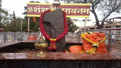 शनि देव अपनी नीच राशि मेष में प्रवेश करेंगे।