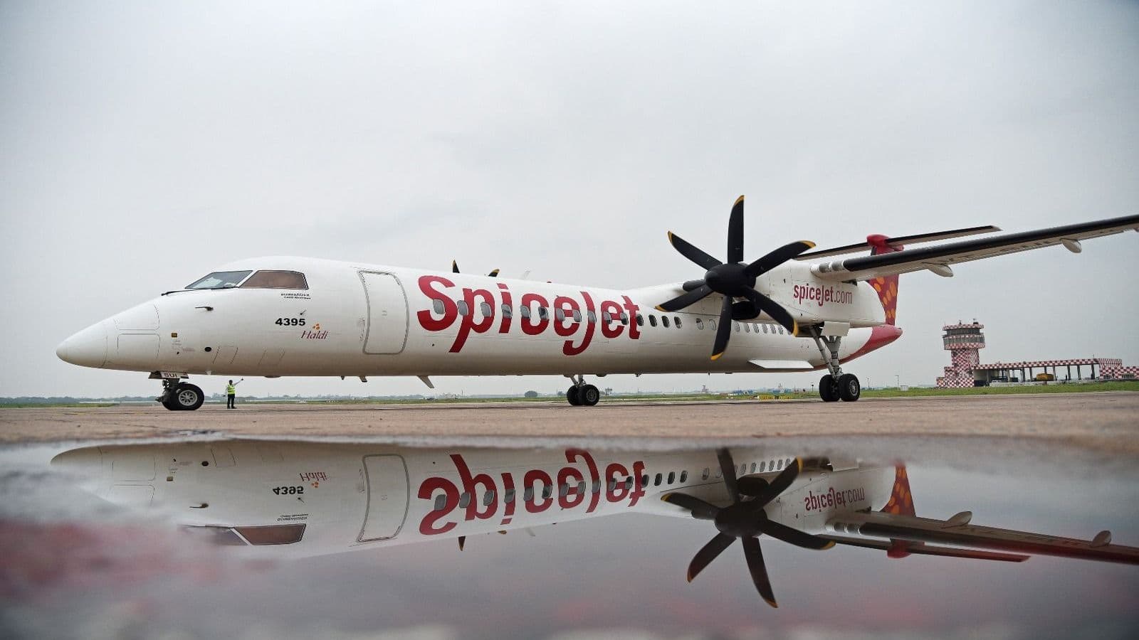 SpiceJet Flight: लेह जा रही स्पाइसजेट की फ्लाइट वापस दिल्ली लौटी, टेकऑफ के तुरंत बाद इंजन में आई खराबी