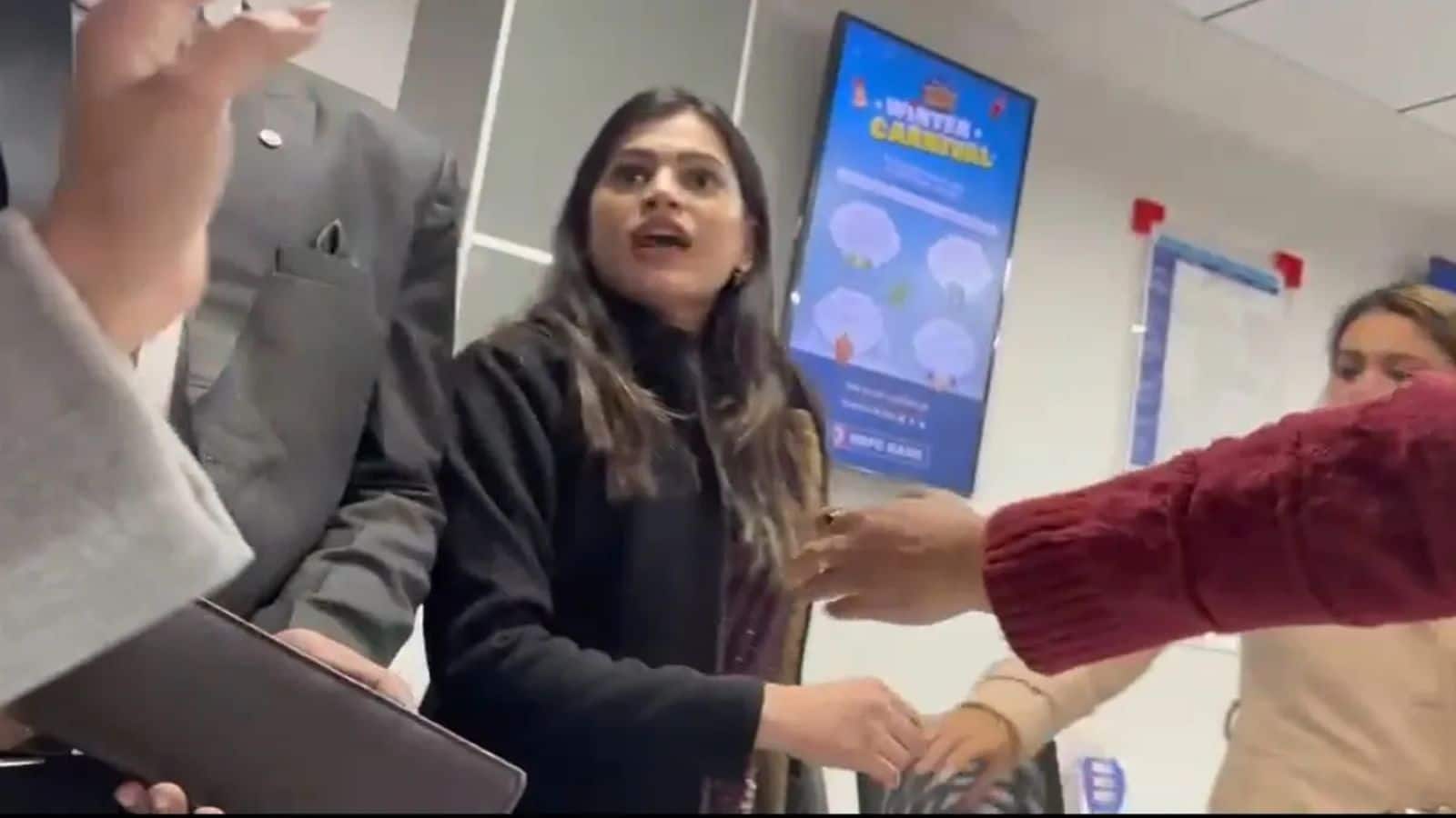 VIDEO: 'ठाकुर हूं, बक** मत करना...'; HDFC बैंक कर्मचारी ने ग्राहक को दी गाली, वीडियो वायरल
