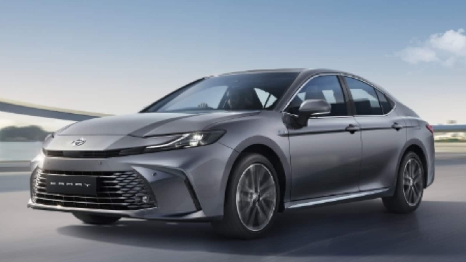 प्रीमियम सेगमेंट में, कैमरी उन ग्राहकों की जरूरतों को पूरा करती है, जो हाइब्रिड प्रोफिशिएंसी के साथ-साथ शानदार आराम चाहते हैं। फरवरी की पेशकशों में एक्सचेंज और लॉयल्टी बेनेफिट, कॉर्पोरेट स्कीम और विस्तारित वारंटी पैकेज शामिल हैं। कुल बचत 1.24 लाख रुपये तक हो सकती है, जिसमें वारंटी का लाभ दीर्घकालिक रूप से महत्वपूर्ण है। यह ऑफर चुनिंदा VIN बैचों तक ही सीमित है, इसलिए स्टॉक eligibility में अहम भूमिका निभाता है।