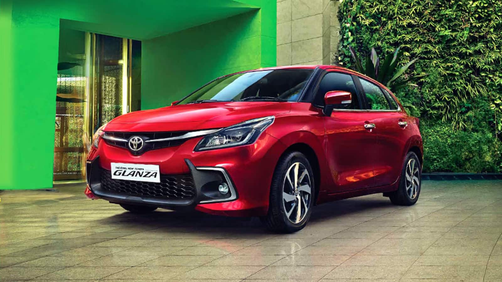 Toyota की प्रीमियम हैचबैक, Glanza, अपनी एफिशिएंसी और प्रैक्टिकलिटी के कारण से शहरी खरीदारों और पहली बार कार खरीदने वालों को लगातार आकर्षित कर रही है। फरवरी के लिए, चुनिंदा S, G और V वेरिएंट पर 44,000 रुपये तक की छूट उपलब्ध है। इनमें कैश डिस्काउंट, एक्सचेंज बोनस, मौजूदा ग्राहकों के लिए लॉयल्टी रिवॉर्ड और कॉर्पोरेट इंसेंटिव शामिल हैं।