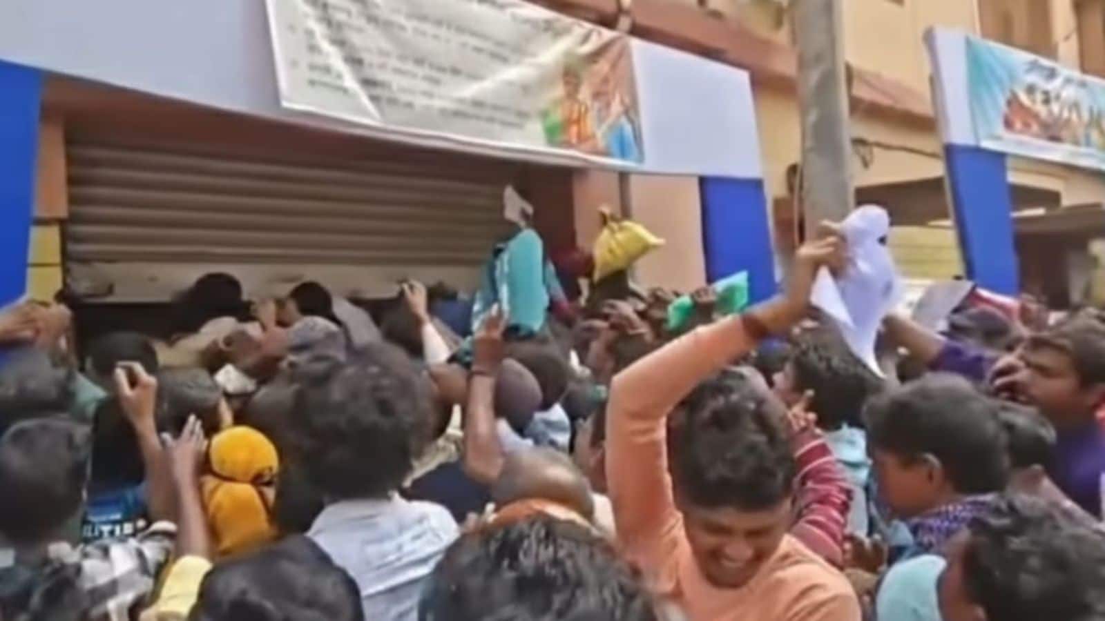 पश्चिम बंगाल ‘युवा साथी’ फॉर्म जमा करने को लेकर मची अफरा-तफरी! BDO ऑफिस में पहुंची हजारों की भीड़
