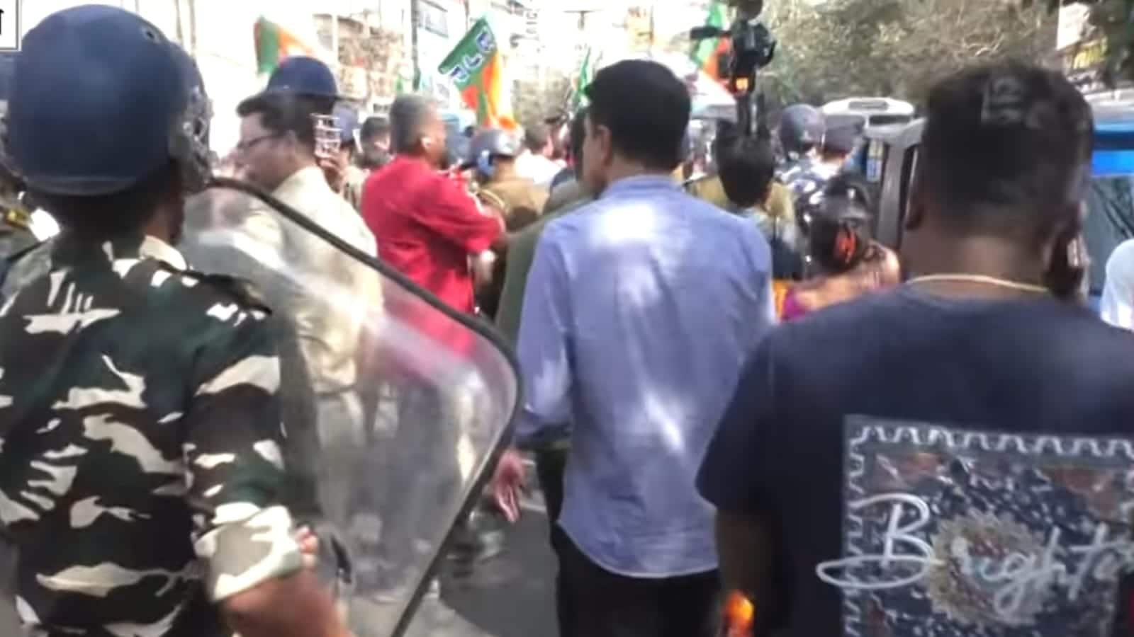 TMC पार्षद को फांसी देने की मांग को लेकर BJP का प्रदर्शन, 81 साल के बुज़ुर्ग की मौत से गरमाई बंगाल की सियासत! TMC पार्षद को फांसी देने की मांग को लेकर BJP का प्रदर्शन, 81 साल के बुज़ुर्ग की मौत से गरमाई बंगाल की सियासत!