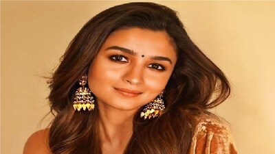 वह पाठक के साथ ‘हाउसवाइफ’ नाम के एक रिलेशनशिप ड्रामा में काम करने वाली हैं।