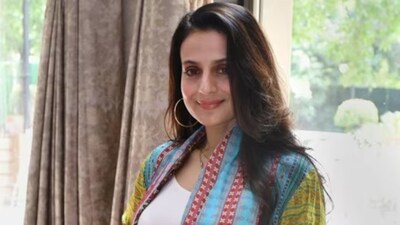 गदर 2 की सफलता के बाद अमीषा पटेल की बढ़ीं कानूनी मुश्किलें, 2017 फ्रॉड केस में गैर-जमानती वारंट.