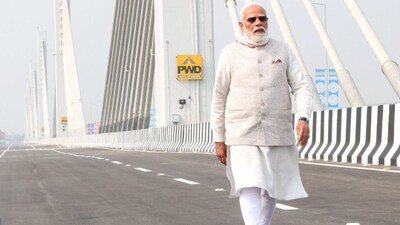 पीएम मोदी ने शुक्रवार को ब्रह्मपुत्र नदी पर बने बड़े पुल प्रोजेक्ट कुमार भास्कर वर्मा सेतु (Kumar Bhaskar Varma Setu) का उद्घाटन किया