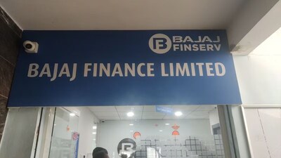 bajaj finance का शेयर NSE पर 6.68 प्रतिशत चढ़कर 964.75 रुपये पर बंद हुआ था। 