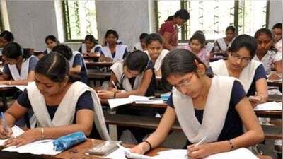 परीक्षा भवन में जूता-मोजा पहने हुए परीक्षार्थी को प्रवेश की अनुमति नहीं दी जाएगी।
