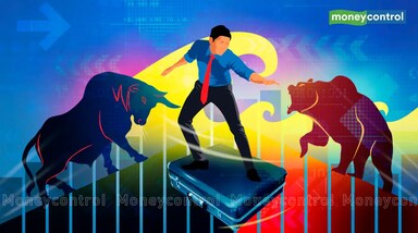Share Market Today: भारतीय शेयर बाजारों में आज 26 फरवरी को भी उतार-चढ़ाव भरा कारोबार देखने को मिला। बाजार अपनी शुरुआती बढ़त को संभाल नहीं पाया और लगभग सपाट बंद हुआ। निफ्टी 25,500 के स्तर से नीचे बंद हुआ। सेंसेक्स और निफ्टी में दिनभर कारोबार एक सीमित दायरे में रहा। बीच-बीच में बिकवाली के दबाव के कारण निफ्टी फिसलकर इंट्राडे में 25,400 तक आ गया। हालांकि, PSU बैंक, हेल्थकेयर और ऑटो शेयरों में खरीदारी से बाजार निचले स्तरों से संभल गया।
