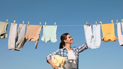 How To Dry Clothes Fast: अगर घर में खाली कमरा है, तो वहां कपड़े फैलाकर पंखा तेज चला दें। 