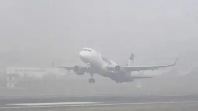 दिल्ली में  विजिबिलिटी 50 मीटर से कम, एयरलाइंस ने जारी की एडवाइजरी