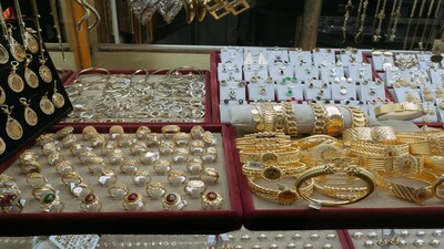 Gold-Silver Rate Today In India: गोल्ड की चमक आज बढ़ी है तो सिल्वर की चमक फीकी पड़ी है। (File Photo- Pexels)