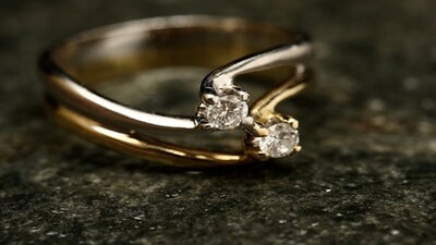 Gold-Silver Rate Today In India: गोल्ड और सिल्वर की चमक में आज लगातार तीसरे दिन कमी आई है। (File Photo- Pexels)