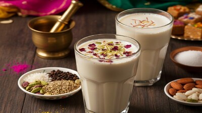 ठंडाई भांग और बिना भांग, दोनों तरह से बनाई जाती है। 