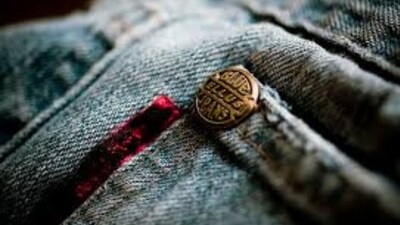 Amazing Facts: जींस की जेबों पर लगे छोटे बटन दरअसल “रिवेट” कहलाते हैं।