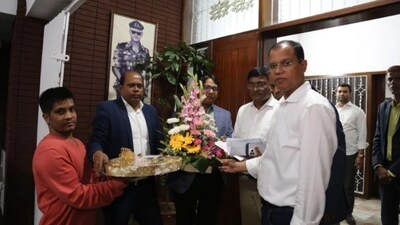 पश्चिम बंगाल की मुख्यमंत्री ममता बनर्जी  ने तारीक रहमान को बधाई दी। 