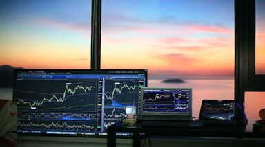 Gainers & Losers: भारत और अमेरिका के बीच ट्रेड डील फाइनल होने का असर आज मार्केट पर दिखा और चौतरफा हरियाली रही। निफ्टी 50 में रिकॉर्ड तेजी आई और पहली बार इसमें 1251 अंकों का उछाल आया तो सेंसेक्स भी इंट्रा-डे में 5% से अधिक उछल पड़ा। निफ्टी की वीकली एक्सपायरी को निवेशकों की दौलत रॉकेट की स्पीड से बढ़ी। आज सेंसेक्स (Sensex) 2072.67 प्वाइंट्स यानी 2.54% की बढ़त के साथ 83,739.13 और निफ्टी 50 (Nifty 50) 639.15 प्वाइंट्स यानी 2.55% के उछाल के साथ 25,727.55 पर बंद हुआ है। अब इंडिविजुअल स्टॉक्स की बात करें तो कुछ शेयरों में अपनी खास कॉरपोरेट एक्टिविटीज के चलते आज तेज उठा-पटक रही। उनमें से कुछ के बारे में यहां बताया जा रहा है तेज हलचल की वजह के साथ। (सभी भाव बीएसई से लिए गए हैं।)