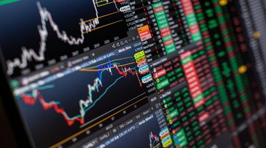 Gainers & Losers: शुक्रवार को आरबीआई की मौद्रिक नीतियों के ऐलान के एक दिन पहले आज मार्केट में सतर्कता का रुझान दिखा। आज सेंसेक्स की वीकली एक्सपायरी के दिन सेंसेक्स (Sensex) 503.76 प्वाइंट्स यानी 0.60% की गिरावट के साथ 83,313.93 और निफ्टी 50 (Nifty 50) 133.20 प्वाइंट्स यानी 0.52% की फिसलन के साथ 25,642.80 पर बंद हुआ है। अब इंडिविजुअल स्टॉक्स की बात करें तो कुछ शेयरों में अपनी खास कॉरपोरेट एक्टिविटीज के चलते आज तेज उठा-पटक रही। उनमें से कुछ के बारे में यहां बताया जा रहा है तेज हलचल की वजह के साथ। (सभी भाव बीएसई से लिए गए हैं।)