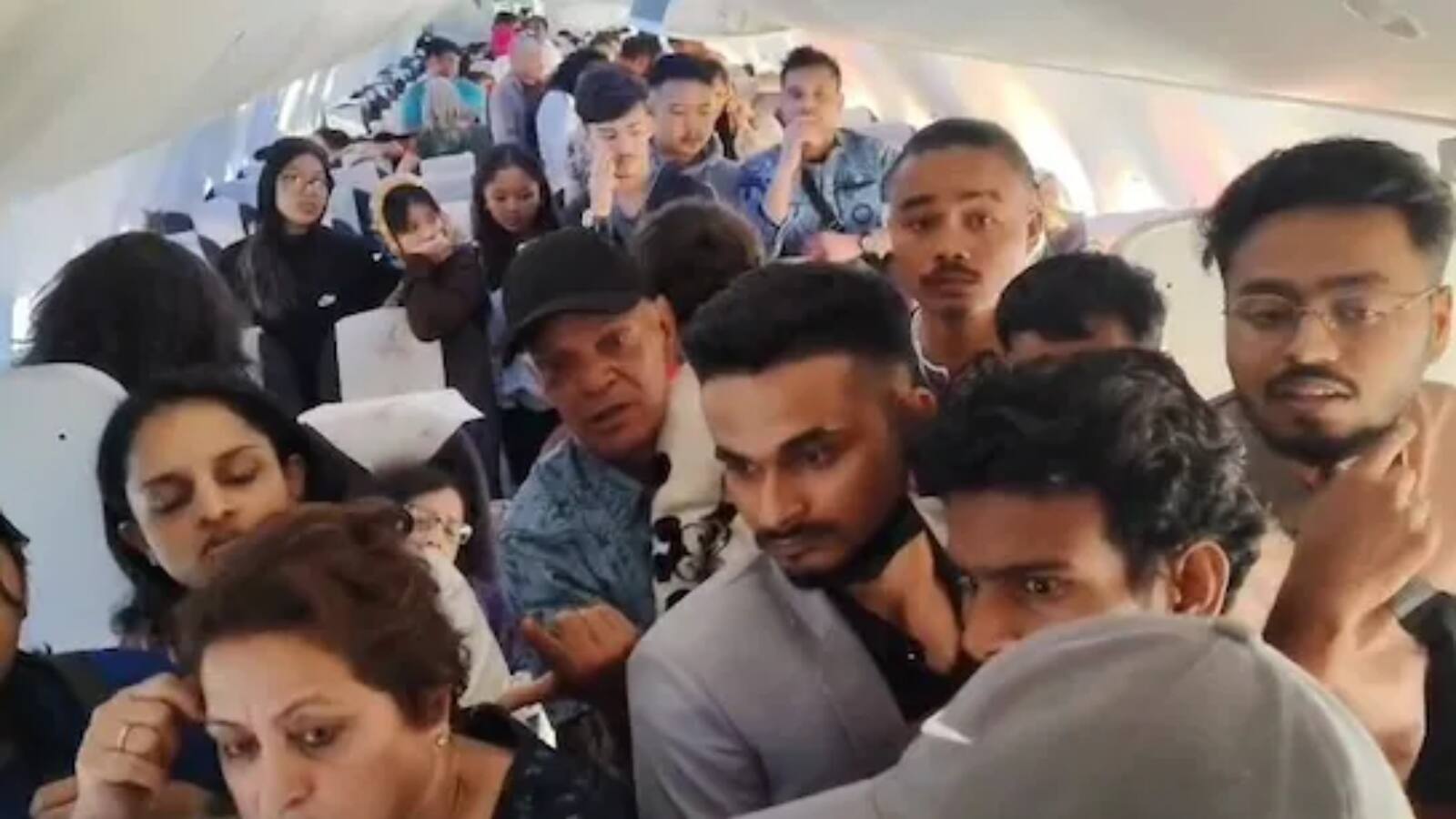 खराब मौसम के कारण 18 घंटे लेट रही नेपाल की फ्लाइट, यात्रियों ने बेंगलुरु एयरपोर्ट पर लगाए नारे