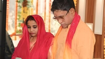 2000 में मनसा यादव से शादी करने वाले निरहुआ तीन बच्चों के पिता हैं