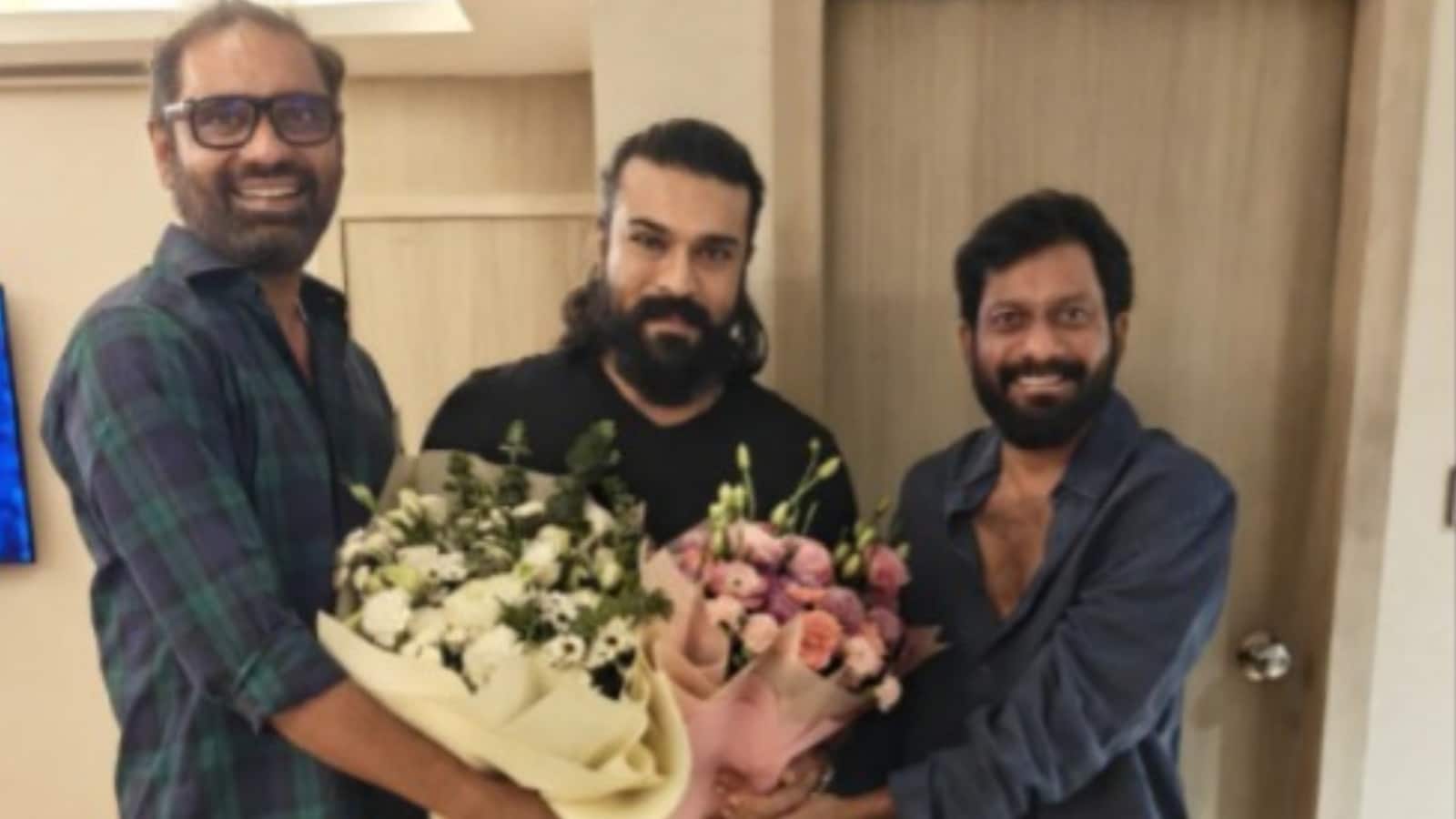 Peddi:  ‘पेड्डी’ के निर्माता वेंकट सतीश किलारू- निर्देशक बुच्ची बाबू सना ने राम चरण को दी बधाई, शेयर की फोटो