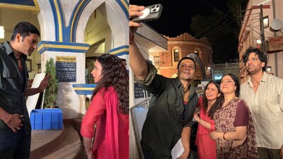 मिर्जापुर फिल्म की शूटिंग पूरी, रसिका दुग्गल ने टीम संग शेयर किए खास पल.