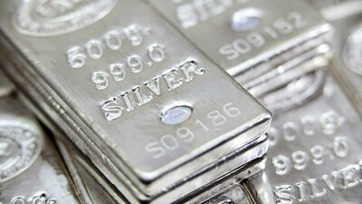 Silver Price Today: शुक्रवार को घरेलू बाजार में चांदी की कीमतों में तेज गिरावट देखने को मिली। 