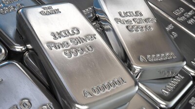 Silver Price Today: बुलियन मार्केट में आज चांदी सस्ती हुई है। 