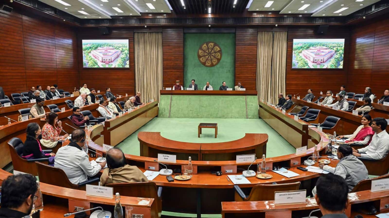 पश्चिम एशिया संकट के बीच सरकार ने सर्वदलीय बैठक में विपक्ष को दिया आश्वासन: “और जहाज रास्ते में, पेट्रोल-डीजल और गैस की कमी नहीं”