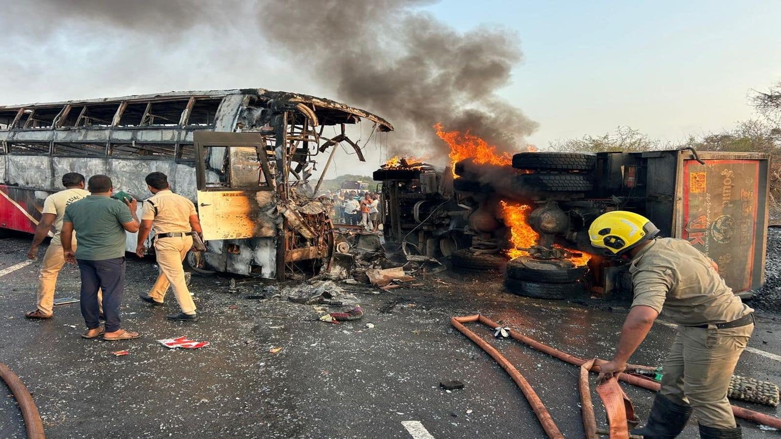 Andhra Pradesh Bus Accident: आंध्र प्रदेश में दर्दनाक सड़क हादसा! बस-ट्रक में भीषण भिड़ंत में 14 लोगों की जिंदा जलकर मौत, 23 घायल