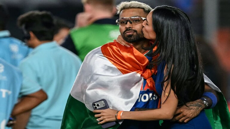 Hardik Pandya: वर्ल्ड चैंपियन हार्दिक पांड्या ने भारतीय तिरंगे का किया अपमान?  शिकायत दर्ज, FIR फाइल करने की मांग - hardik pandya and mahieka sharma in  trouble world champion ...