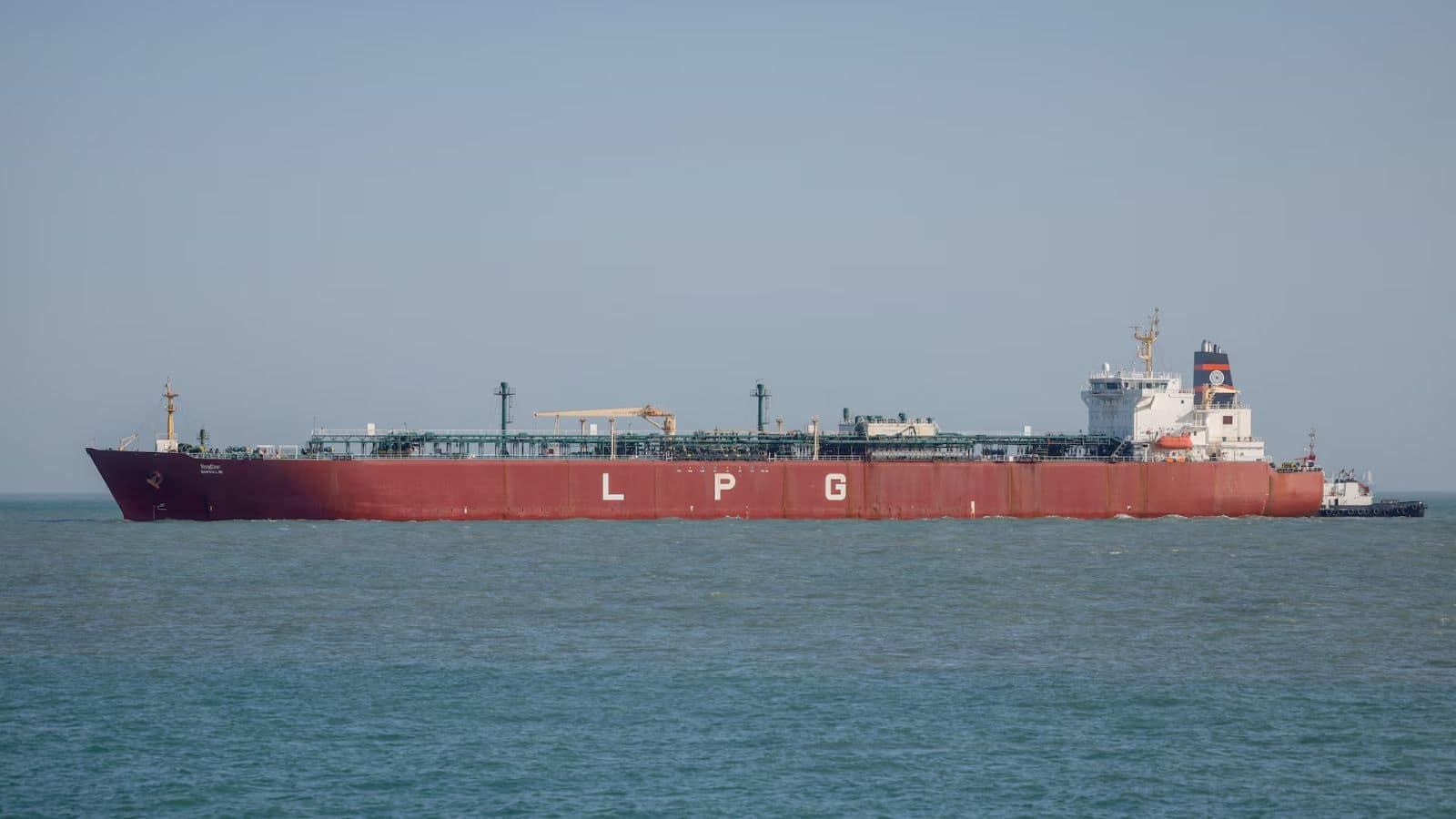 ईरान युद्ध के बीच होर्मुज स्ट्रेट को पार करने की तैयारी में दो और भारतीय LPG टैंकर